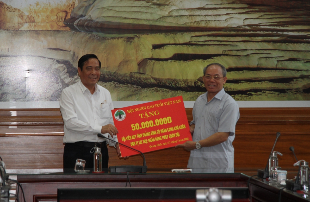 Chủ tịch Nguyễn Thanh Bình trao 50 triệu đồng tri ân NCT nhân dịp Kỉ niệm Ngày Thương  binh Liệt sĩ (27-7)