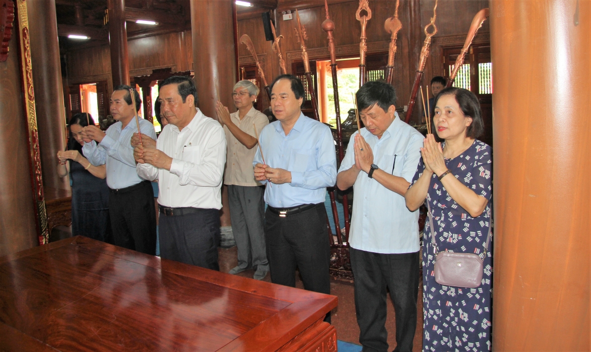 Đoàn dâng hương tại Đền thờ Bác Hồ và các anh hùng liệt sĩ tỉnh Quảng Bình
