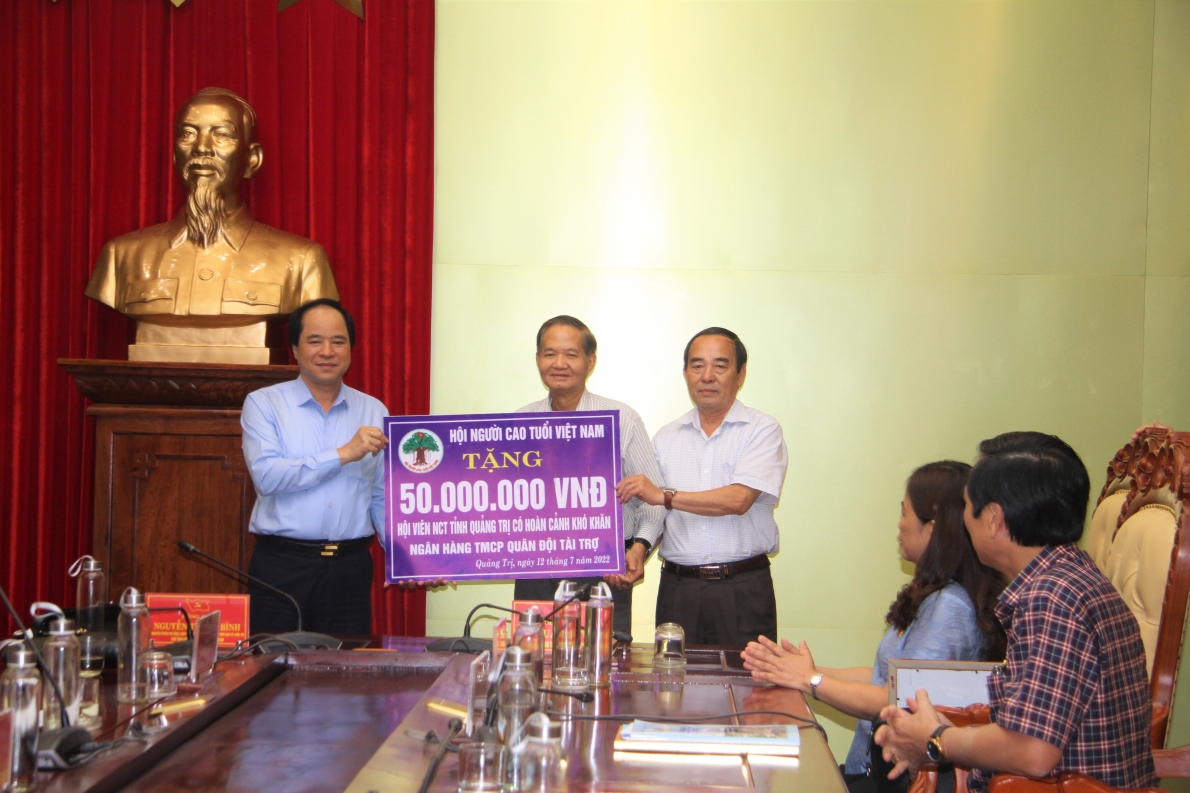 Phó Chủ tịch Trương Xuân Cừ trao 50 triệu đồng hỗ trợ NCT có hoàn cảnh khó khăn tỉnh Quảng Trị 