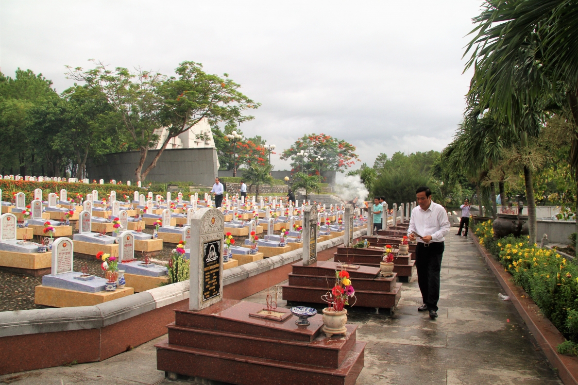 Chủ tịch Nguyễn Thanh Bình và Đoàn công tác dâng hương tri ân liệt sĩ tại Nghĩa trang Đường 9
