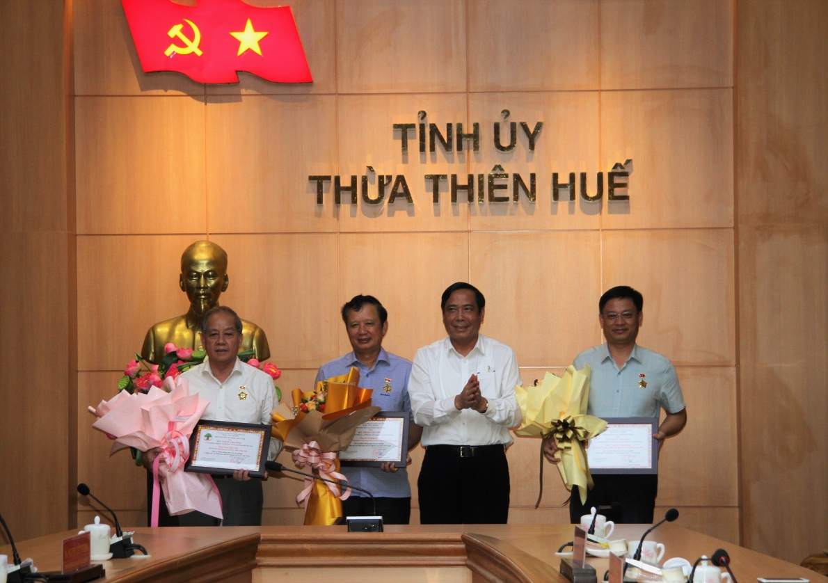 Chủ tịch Nguyễn Thanh Bình trao Kỉ niệm chương vì sự nghiệp chăm sóc và phát huy vai trò NCT cho các đồng chí lãnh đạo tỉnh Thừa Thiên Huế