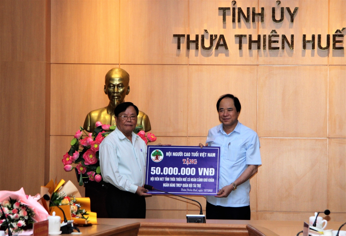 Phó Chủ tịch Trương Xuân Cừ trao 50 triệu đồng của nhà tài trợ hỗ trợ NCT hoàn cảnh khó khăn của tỉnh Thừa Thiên Huế