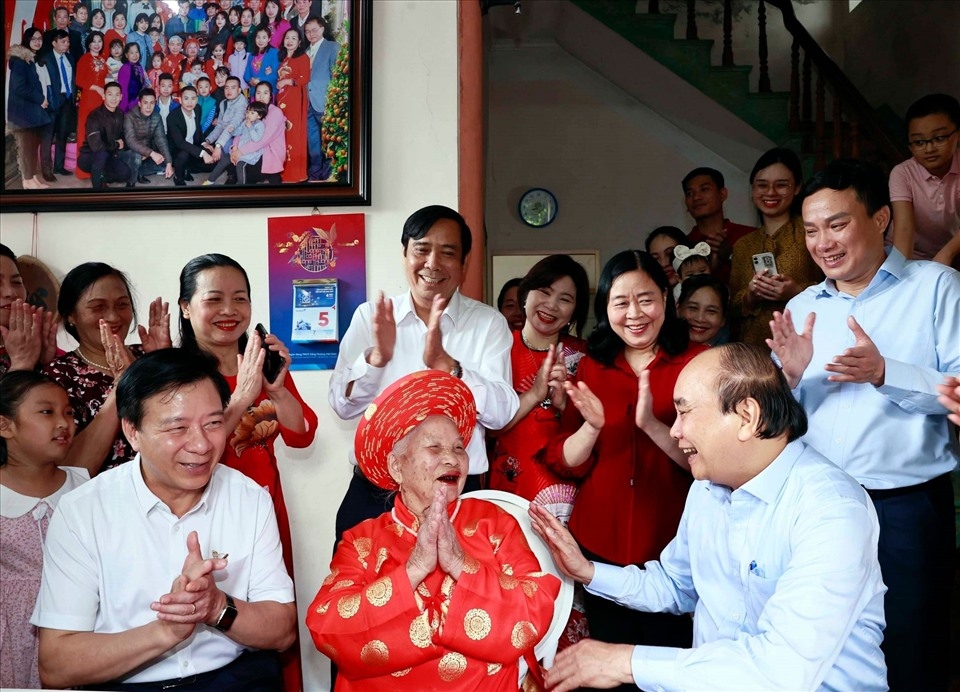 Chủ tịch nowcs Nguyễn Xuân Phúc thăm, tặng quà NCT tỉnh Hải Dương Chủ tịch nowcs Nguyễn Xuân Phúc thăm, tặng quà NCT tỉnh Hải Dương