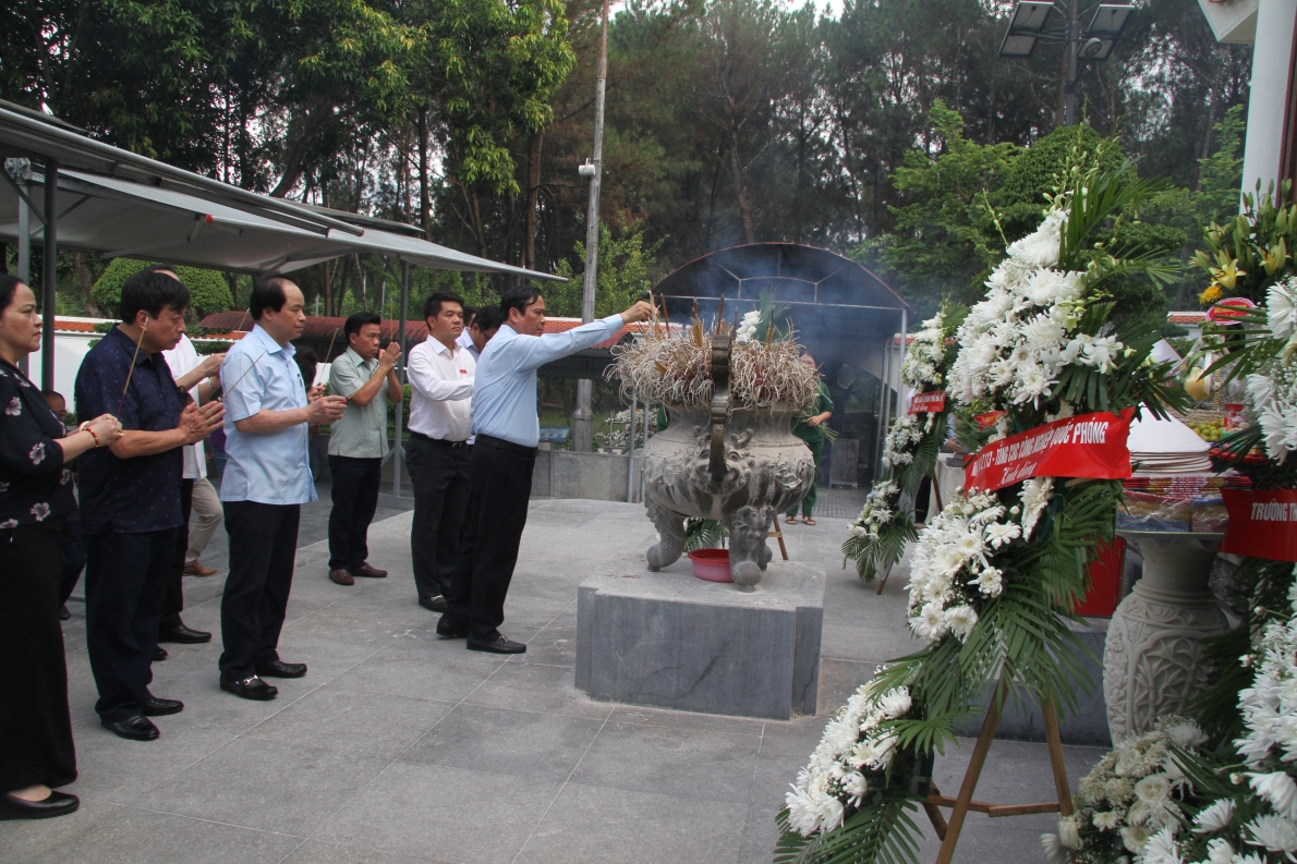 Chủ tịch Nguyễn Thanh Bình và Đoàn công tác Trung ương Hội dâng hương tại Đài tưởng niệm TNXP toàn quốc và khu mộ 10 cô gái TNXP tại Ngã ba Đồng Lộc