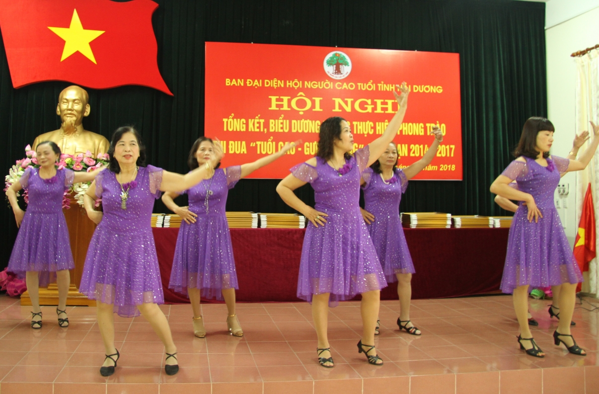 Khiêu vũ thể thao do CLB Liên thế hệ tự giúp nhau tỉnh Hải Dương thực hiện