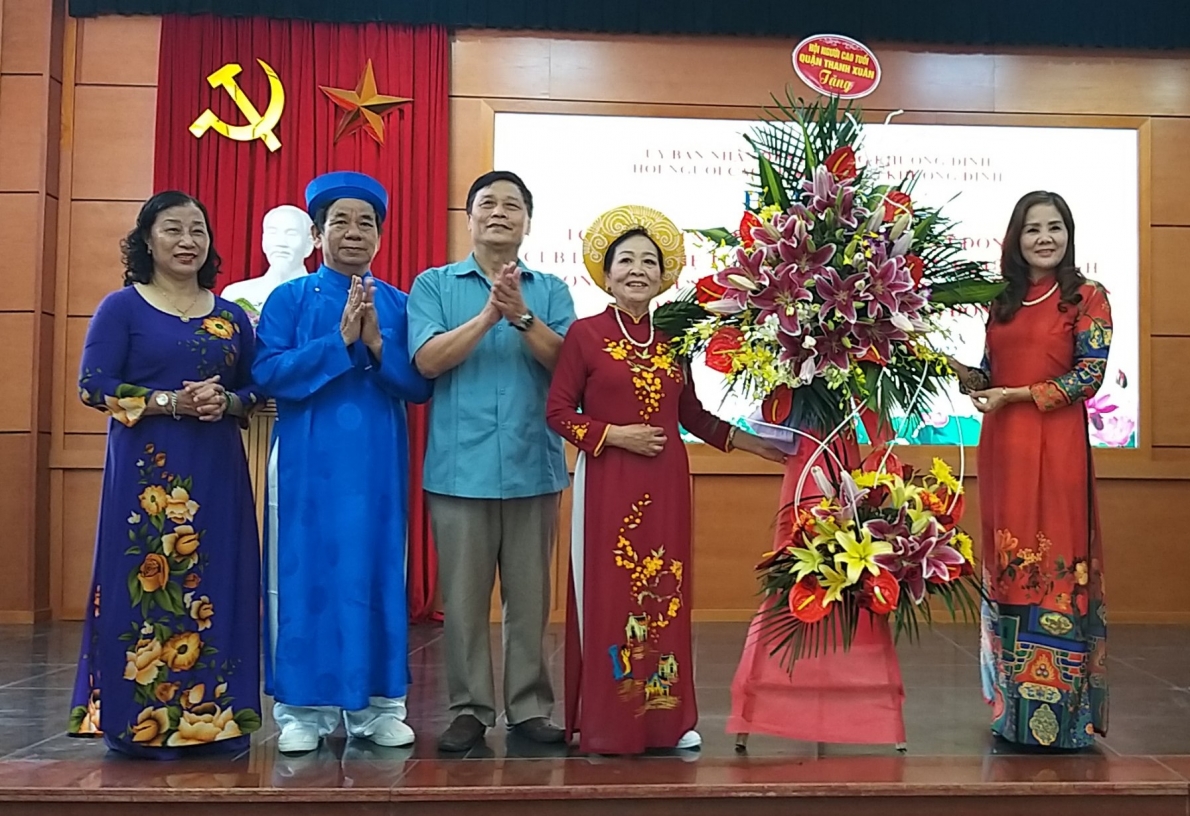 Hội NCT quận Thanh Xuân tặng hoa chúc mừng CLB