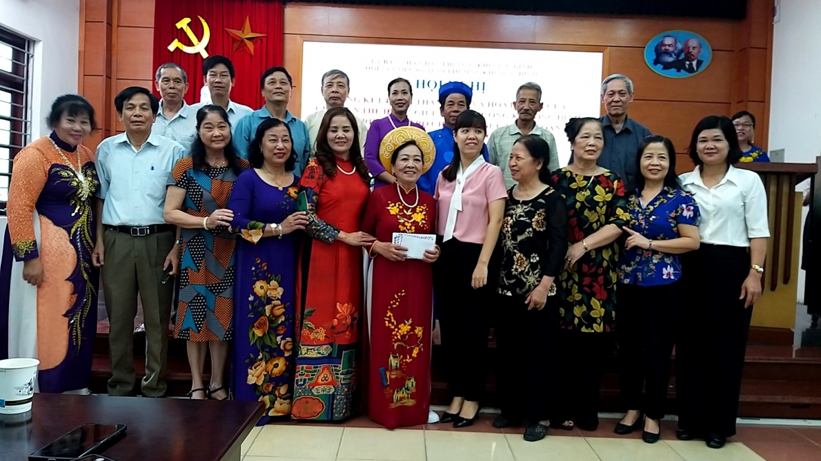Đại diện các đơn vị tặng quà chúc mừng CLB