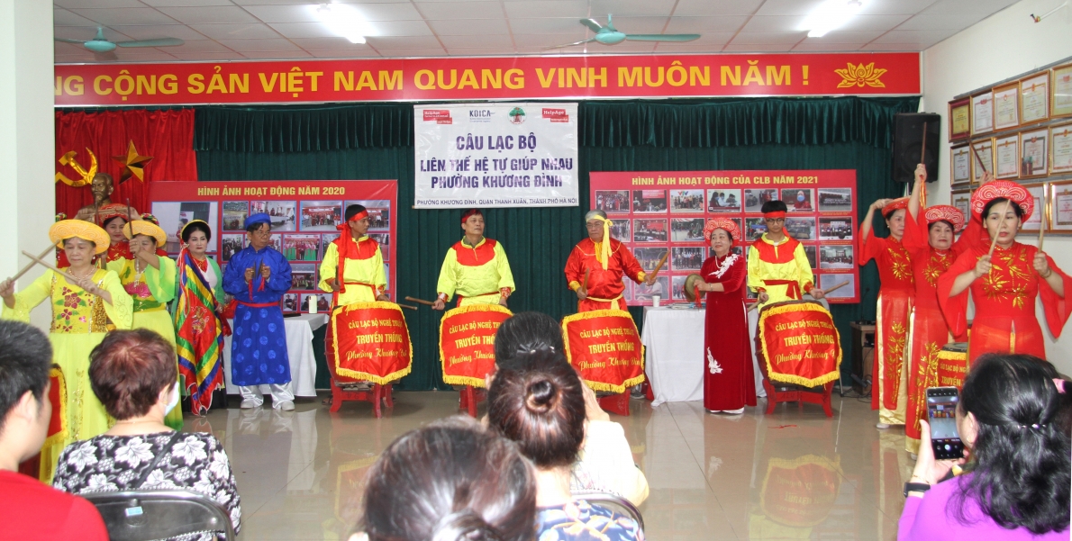 Đội trống biểu diễn tại buổi sinh hoạt thường kì của CLB