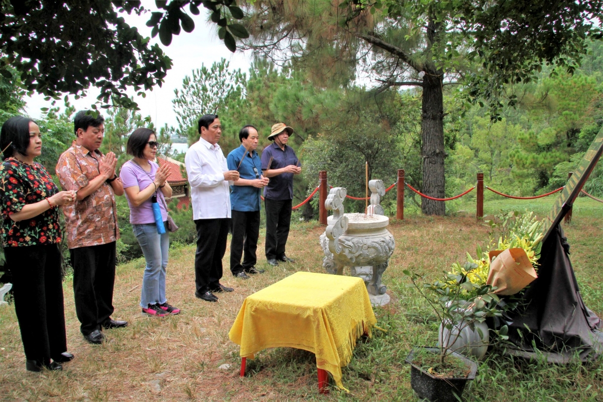 Chủ tịch Nguyễn Thanh Bình và Đoàn công tác Trung ương Hội NCT Việt Nam dâng hương tại phần mộ Đại tướng Võ Nguyễn Giáp ở khu Vũng Chùa - Đảo Yến thuộc tỉnh Quảng Bình