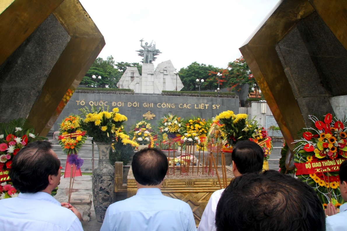 Đoàn công tác Trung ương Hội dâng hương các anh hùng liệt sĩ tại Nghĩa trang Đường 9