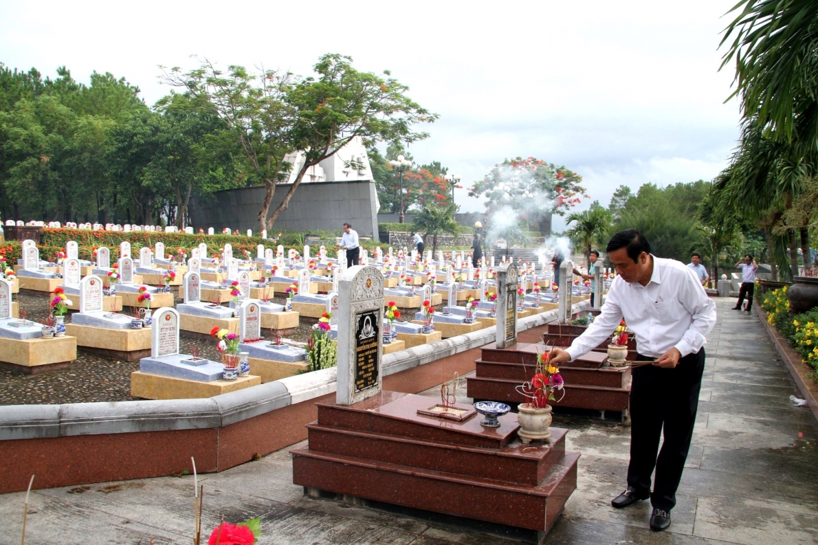 Chủ tịch Nguyễn Thanh Bình thắp hương tại phần mộ liệt sĩ ở Nghĩa trang Trường Sơn