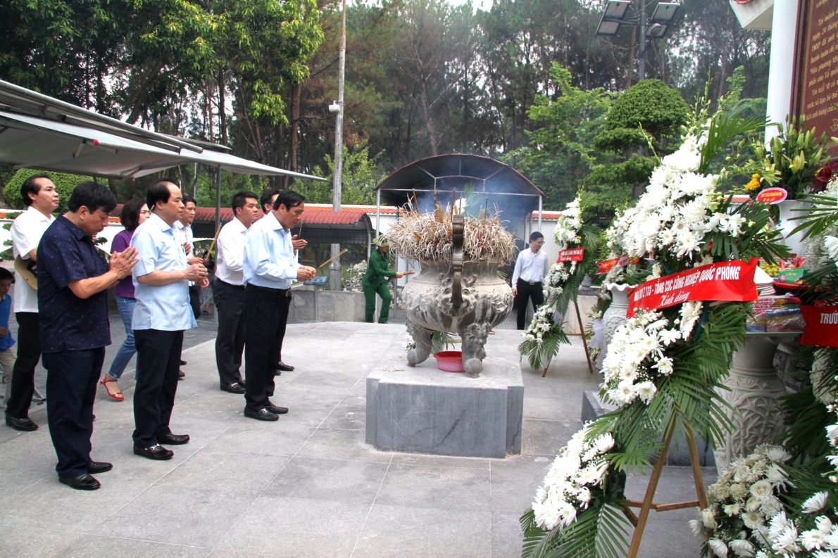 Chủ tịch Nguyễn Thanh Bình và Đoàn công tác Trung ương Hội NCT Việt Nam dâng hương tại Đài tưởng niệm liệt sĩ TNXP toàn quốc ở Đồng Lộc