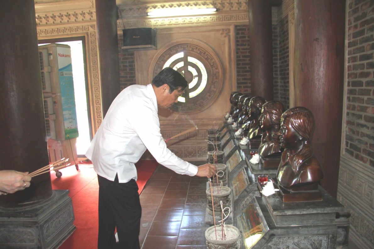 Chủ tịch Nguyễn Thanh Bình thắp hương tri ân liệt sĩ tại Truông Bồn, tỉnh Nghệ An