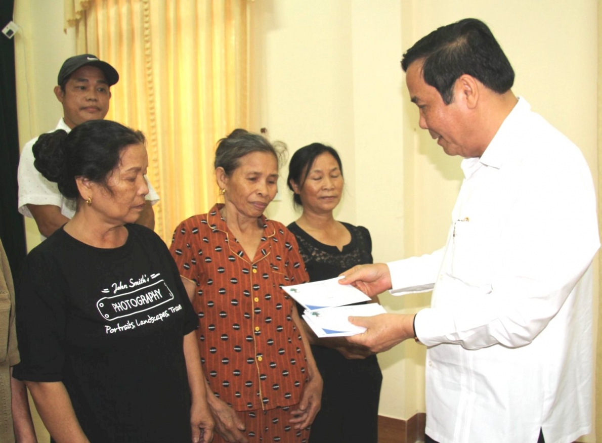 Chủ tịch Nguyễn Thanh Bình tặng quà tri ân NCT có công của tỉnh Nghệ An