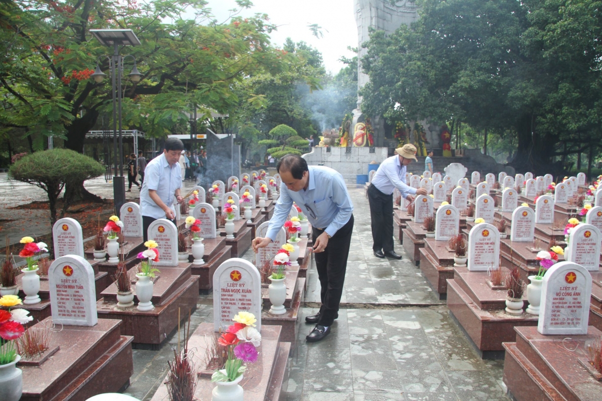 Phó Chủ tịch Trương Xuân Cừ thắp hương phần mộ liệt sĩ ở Nghĩa trang Đường 9