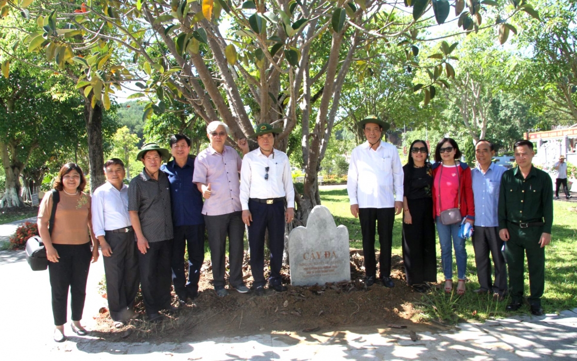 Chụp ảnh lưu niệm tại cây đa do Chủ tịch Nguyễn Thanh Bình trồng tại Khu Di lích Lịch sử Truông Bồn, tỉnh Nghệ An
