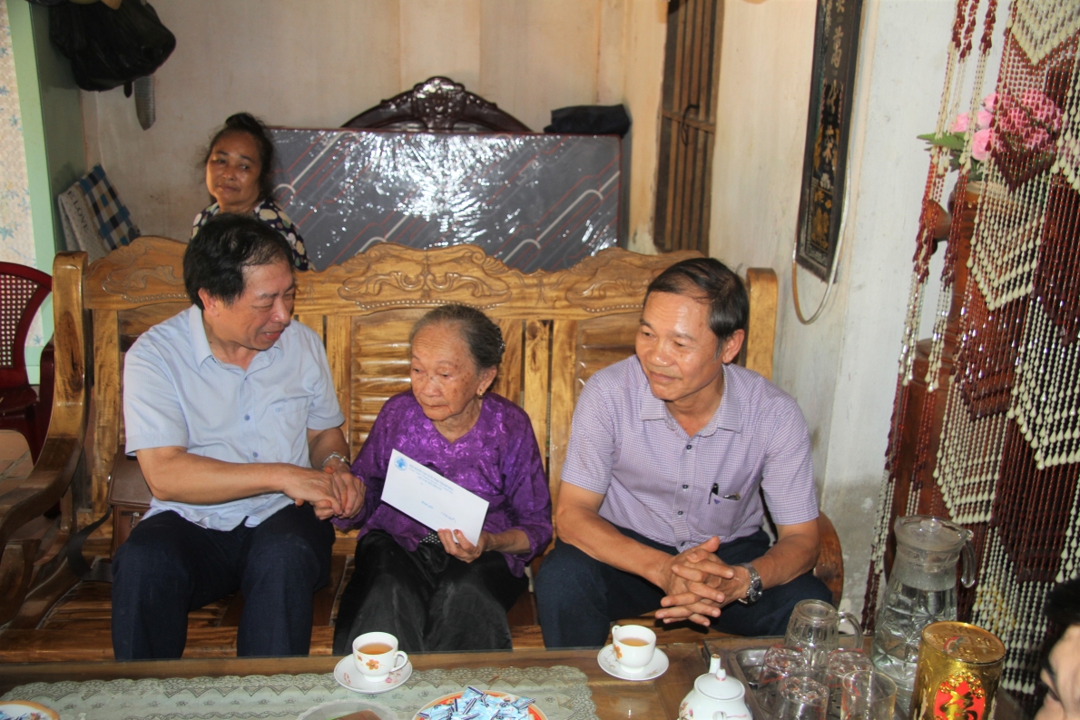 Ông Nguyễn Đức Thắng, Chủ tịch Hội NCT tỉnh Thanh Hóa tặng quà NCT có công huyện Thạch Thành