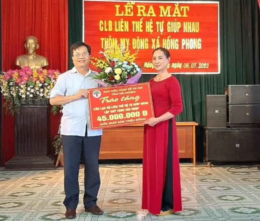Trao tặng vốn quỹ tăng thu nhập cho CLB LTHTGN ở tỉnh Hải Dương