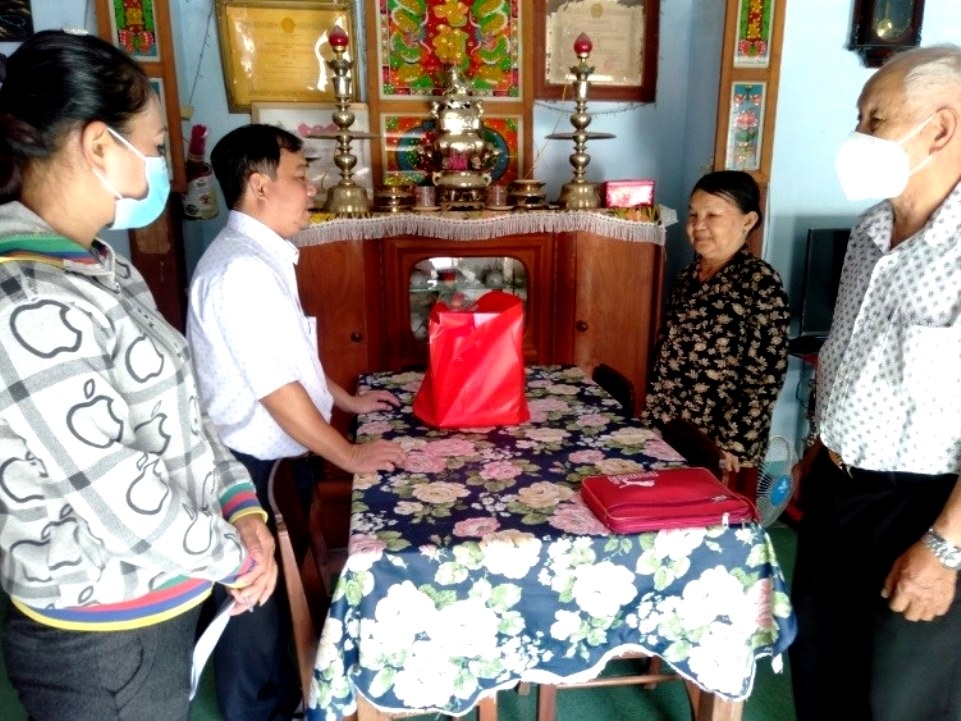 CLB LTHTGN ở tỉnh Khánh Hòa tặng quà Tết NCT hoàn cảnh khó khăn tại địa phương