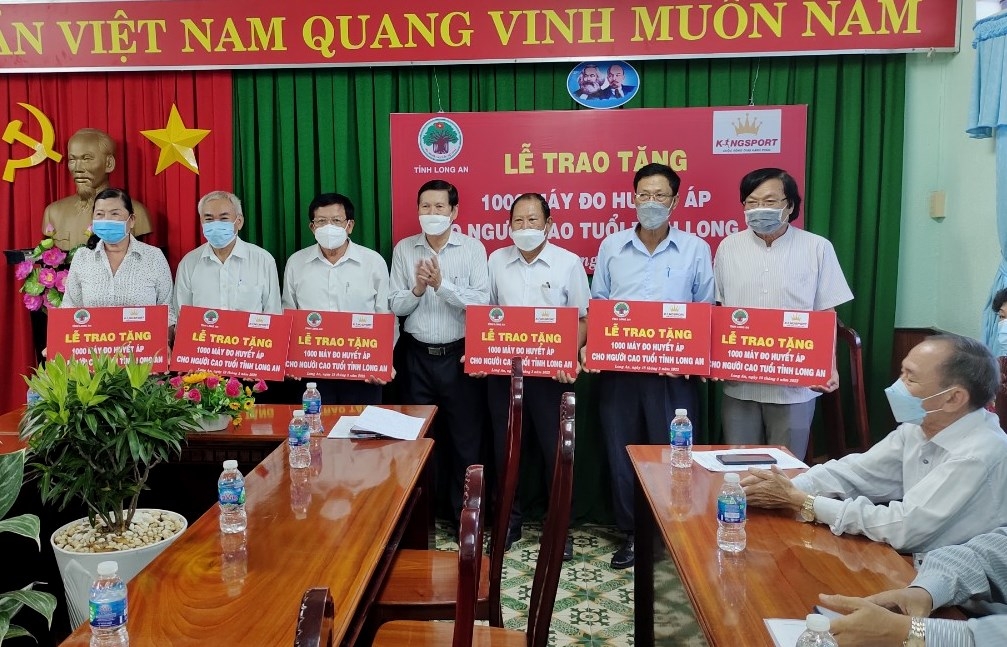 Trao tặng 1000 máy đo huyết áp cho NCT tỉnh Long An Trao tặng 1000 máy đo huyết áp cho NCT tỉnh Long An