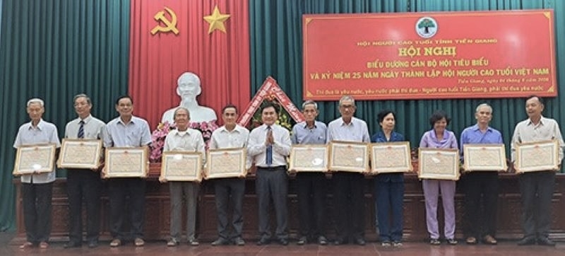 0311 nhiyu nct tynh tiyn giang yyyc khen thyyng