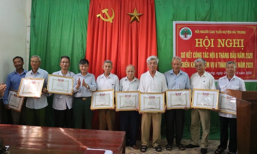 0213 chy tych hyi nct huyyn ha trung trao giyy khen cho nhyng ca nhan co thanh tich xuyt syc trong cong tac hyi giai yoyn 2015 2020