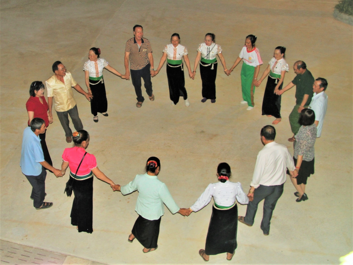 0111 xoe thai trong buyi sinh hoyt clb nct y myc chau