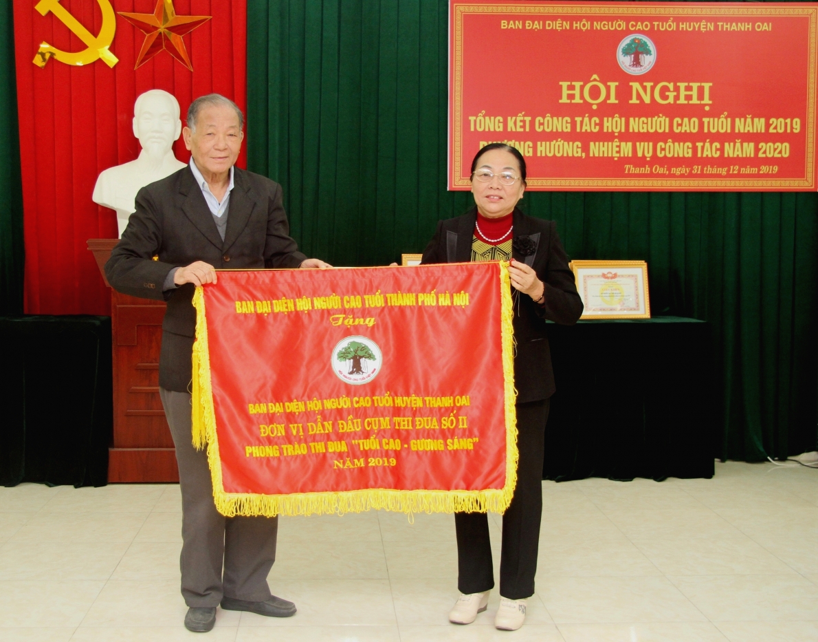 1945 ong phym vyn ngyc trao cy yyn vy xuyt syc cho hyi nct huyyn thanh oai