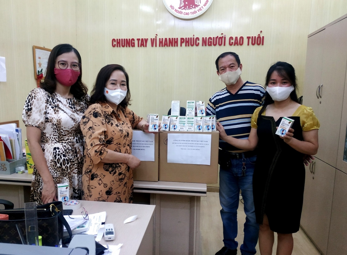 Vận động nguồn lực hỗ trợ NCT khó khăn vượt qua dịch bệnh Covid-19