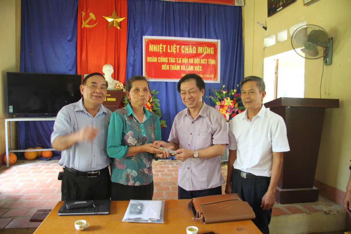 Ông Nguyễn Đức Thắng tặng quà CLB LTHTGN thôn Sẻ, xã Cẩm Bình, huyện Cẩm Thủy, tỉnh Thanh Hóa