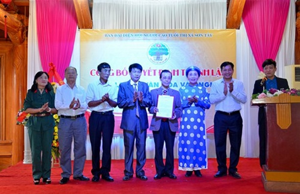 Trao quyết định thành lập CLB văn nghệ, thể thao NCT