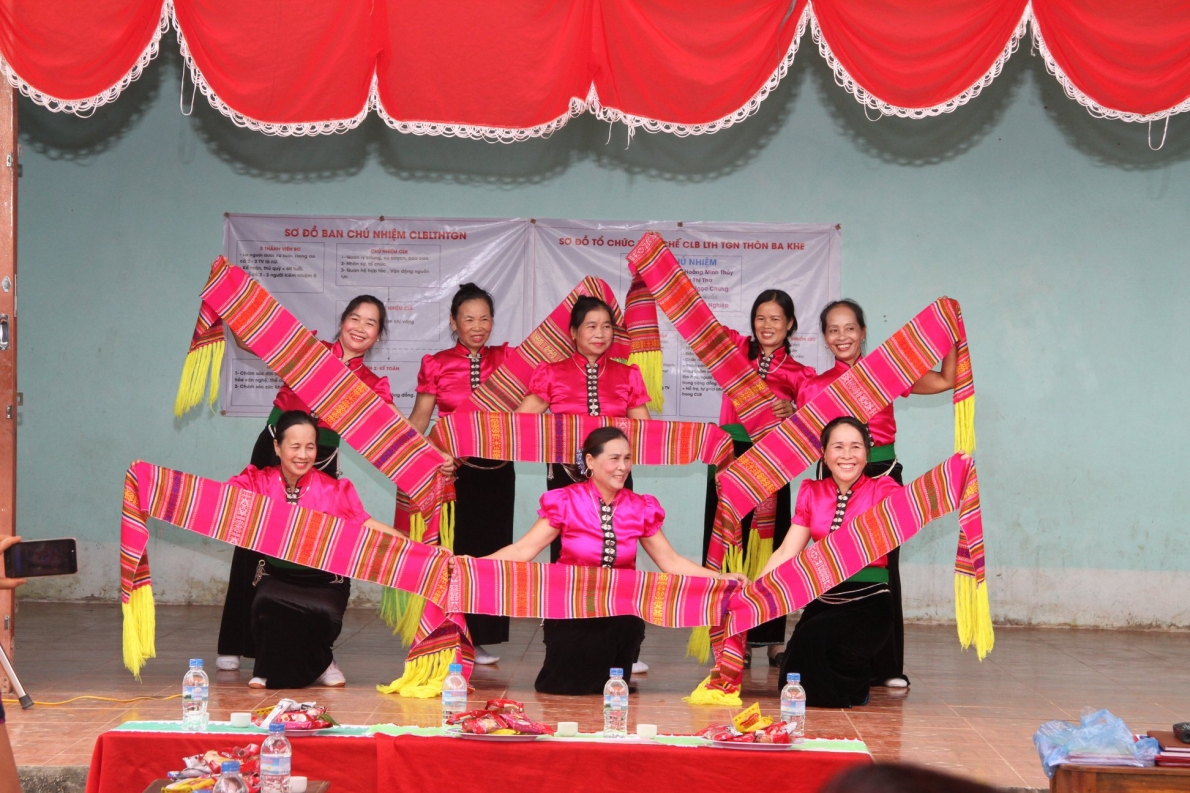 Tiết mục văn nghệ của CLB LTHTGN thôn Ba Khe, xã Cát Thịnh, huyện Văn Chấn, tỉnh Yên Bái