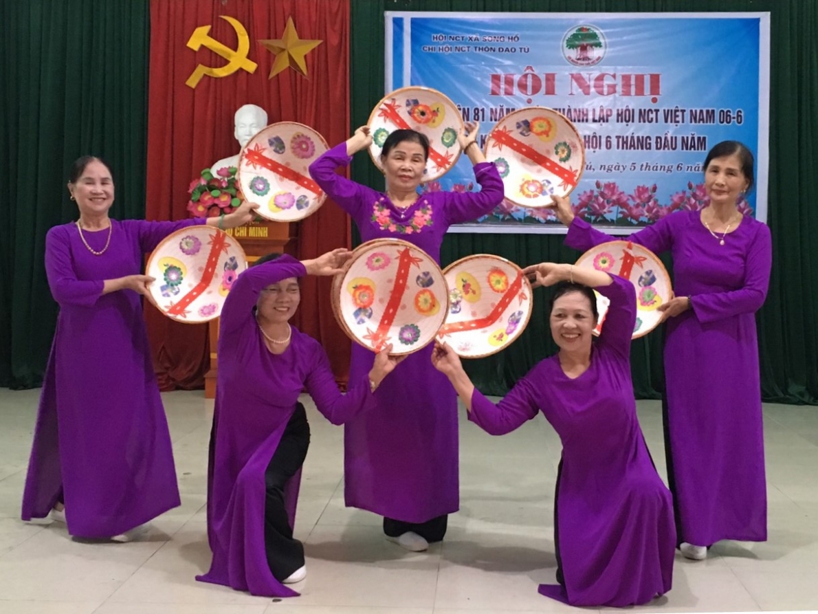 Tiết mục văn nghệ của NCT thôn Đạo Tú, xã Song Hồ, huyện Thuận Thành, tỉnh Bắc Ninh