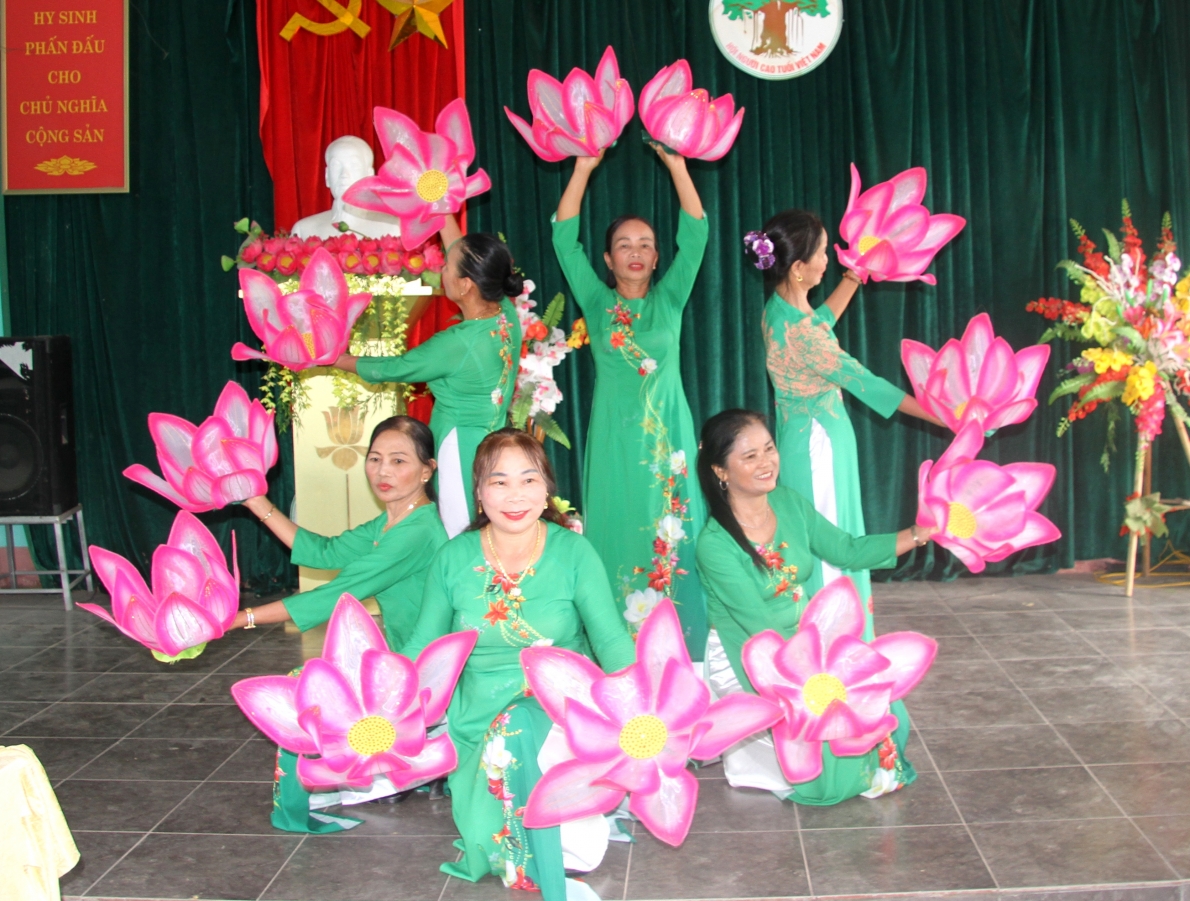 Tiết mục văn nghệ của NCT xã Minh Thanh, huyện Sơn Dương, tỉnh Tuyên Quang