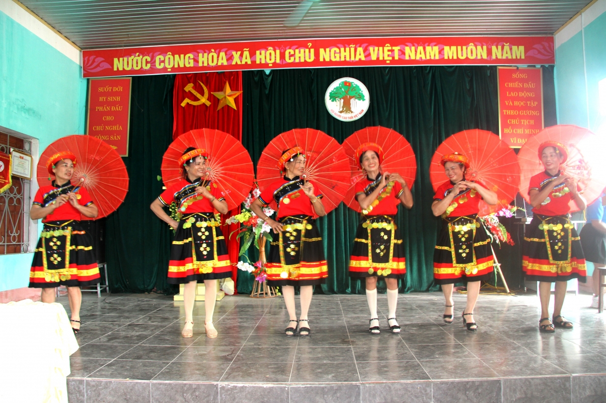 Tiết mục văn nghệ của CLB LTHTGN thôn Cò, xã Minh Thanh