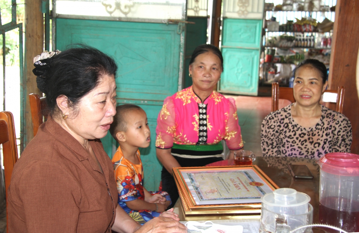 Bà Nguyễn Thị Tiện, Trưởng BĐD Hội nCT huyện Mộc Châu, tỉnh Sơn La làm việc với Chi hội NCT và CLB LTHTGN bản Tân Ca