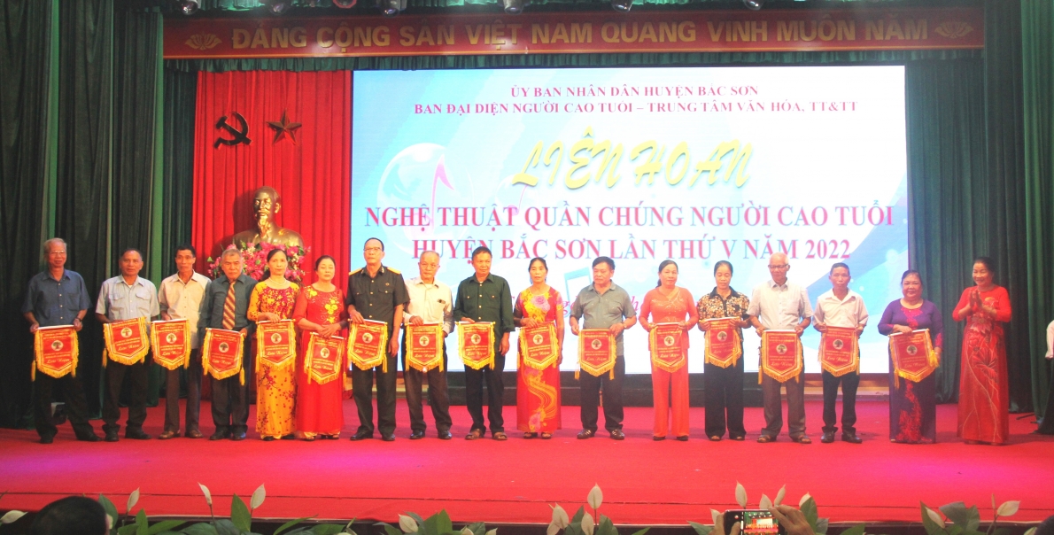 Ban tổ chức trao Cờ lưu niệm cho các đoàn tham gia Liên hoan