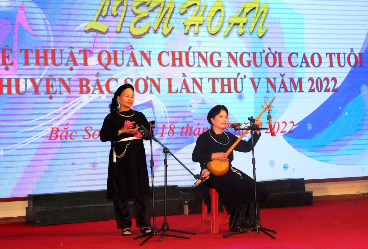 Tiết mục hát then đàn tính của NCT xã Tân Hương, huyện Bắc Sơn, tỉnh Lạng Sơn