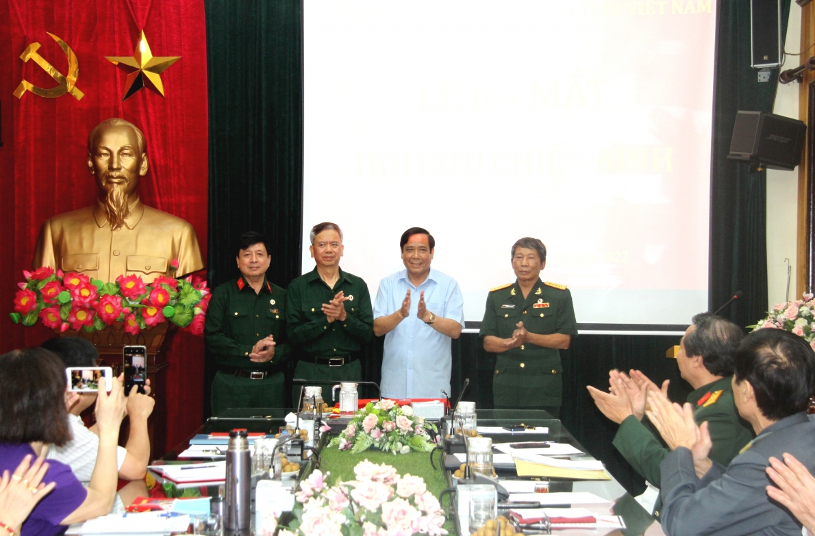 Chủ tịch Nguyễn Thanh Bình trao Huy hiệu CCB cho các Ủy viên Ban Chấp hành lâm thời