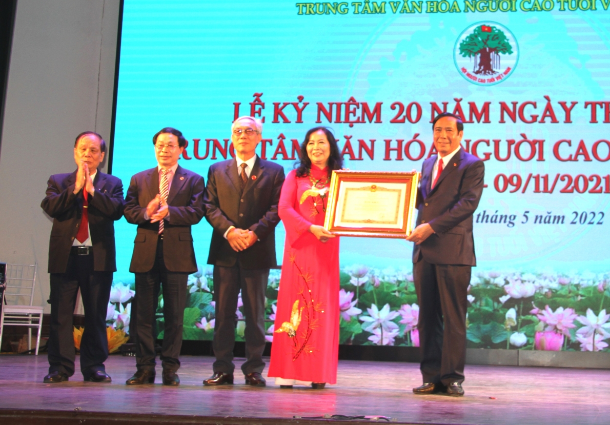 Thừa ủy quyền Thủ tướng Chính phủ, Chủ tịch Hội NCT Việt Nam Nguyễn Thanh Bình trao Bằng khen Thủ tướng cho Trung tâm Văn hóa NCT Việt Nam