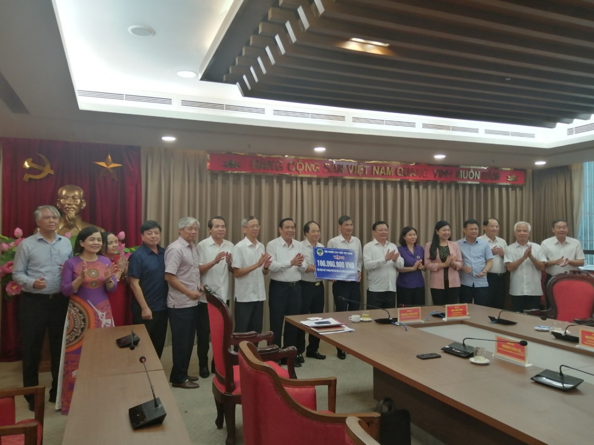 Hội NCT Việt Nam trao tặng 100 triệu đồng hỗ trợ NCT có hoàn cảnh đặc biệt khó khăn TP Hà Nội