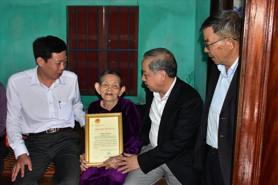 Lãnh đạo tỉnh Thừa Thiên Huế tặng quà mừng thọ NCT