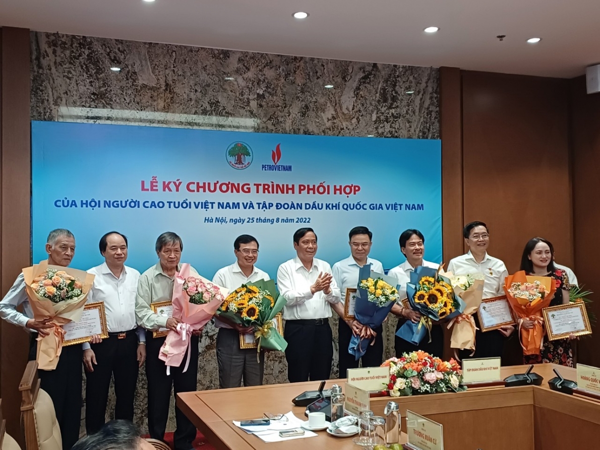 Chủ tịch Nguyễn Thanh Bình trao tặng Kỉ niệm chương Vì sự nghiệp chăm sóc và phát huy vai trò NCT cho các đồng chí lãnh đạo Tập đoàn Dầu khí