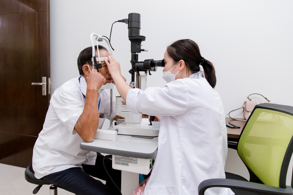 Khám mắt cho NCT