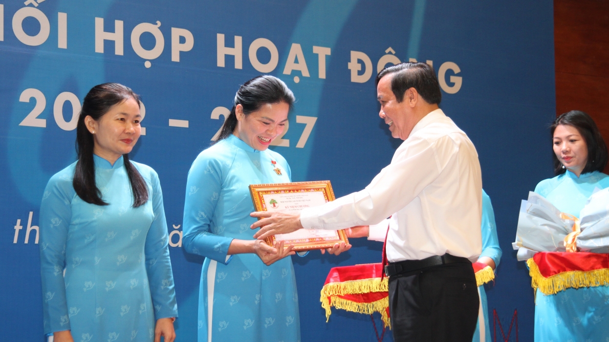 Chủ tịch Nguyễn Thanh Bình trao Kỉ niệm chương Vì sự nghiệp chăm sóc và phát huy vai trò NCT cho các đồng chí lãnh đạo Hội Liên hiệp Phụ nữ Việt Nam