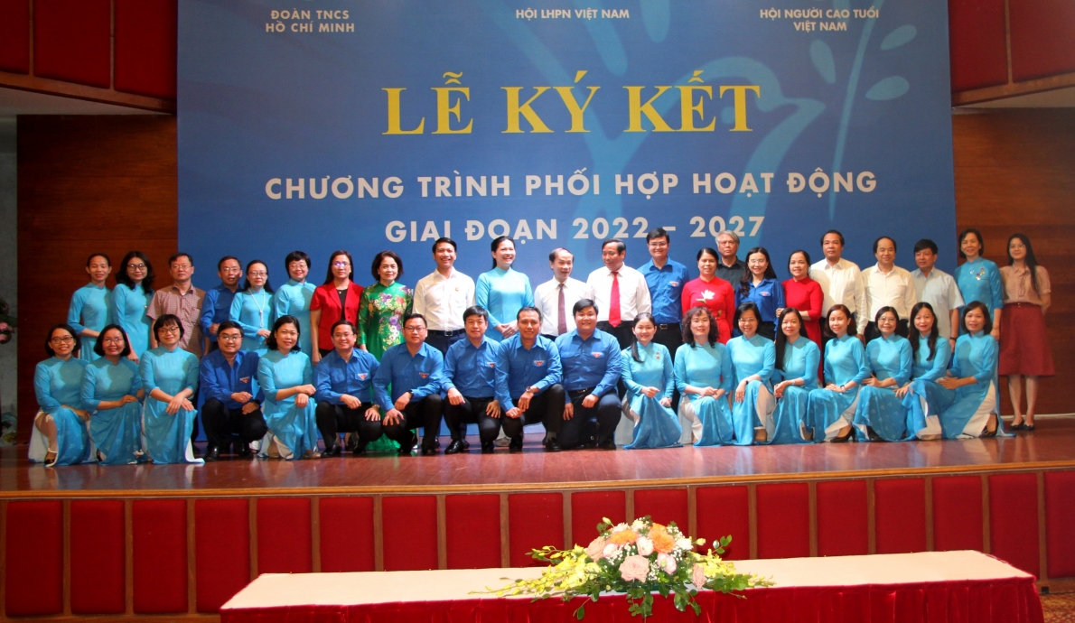 Các đại biểu tham dự buổi lễ