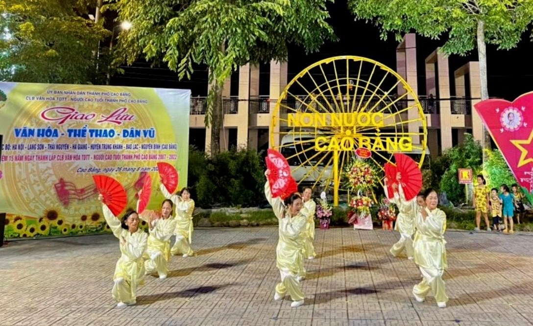 Biểu diễn tại buổi giao lưu chào mừng kỉ niệm CLB văn nghệ NCT tỉnh Cao Bằng tròn 15 tuổi