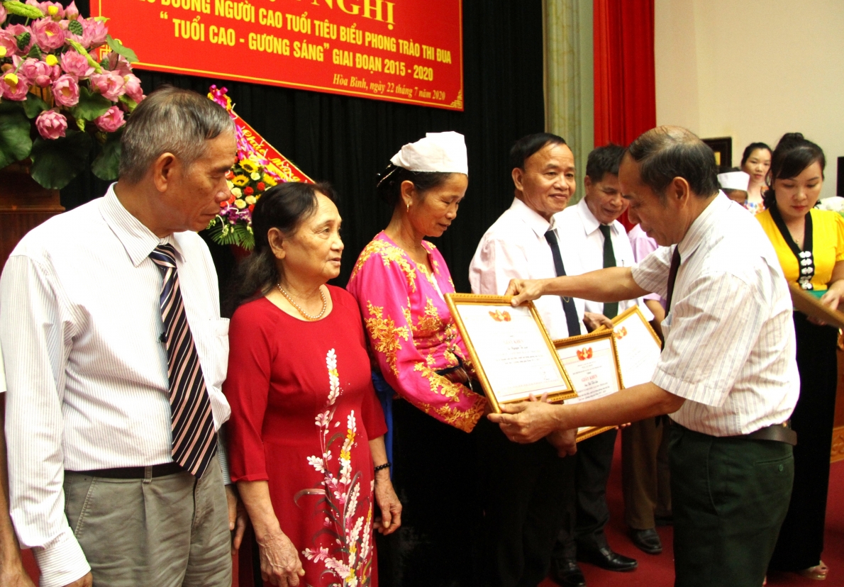 4018 trao giyy khen cya hyi nct tynh cho cac ca nhan xuyt syc