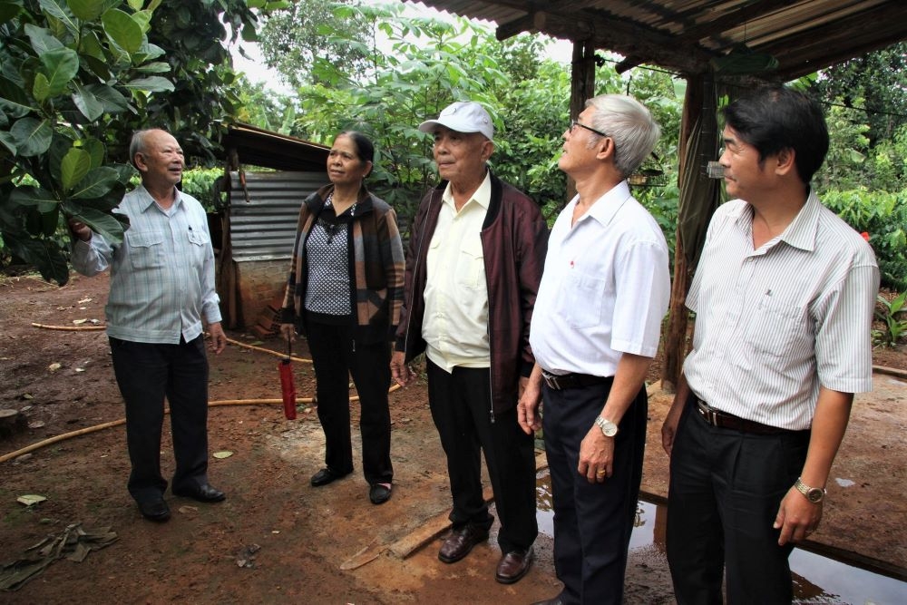 5827 ong nguyyn yyc huyn trong ngoai cung ben trai yi thym mo hinh nct lam kinh ty giyi