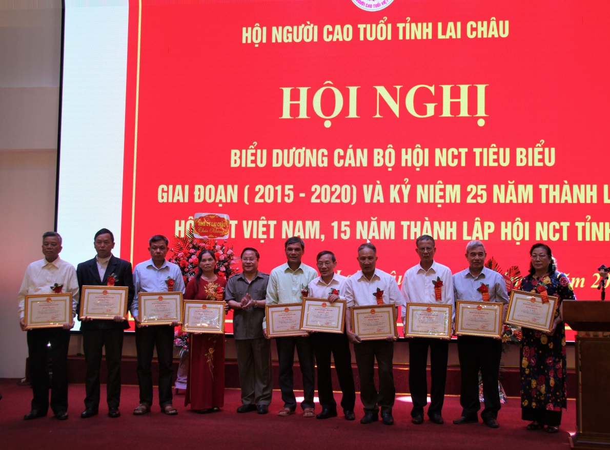 5453 trao byng khen ubnd tynh cho can by hyi tieu biyu